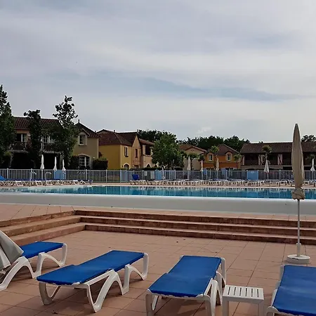 Holiday home Charmante Maison Duplex En Avec Piscine A