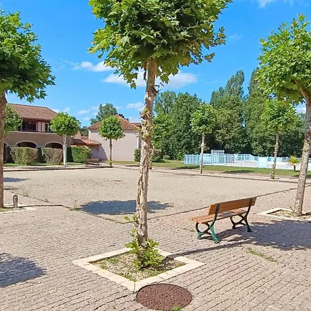 Holiday home Charmante Maison Duplex En Avec Piscine A Monflanquin