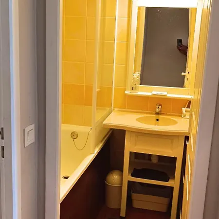 Holiday home Charmante Maison Duplex En Avec Piscine A