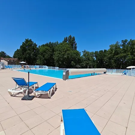 Holiday home Charmante Maison Duplex En Avec Piscine A Monflanquin