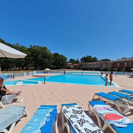 Holiday home Charmante Maison Duplex En Avec Piscine A *